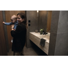 Modernes Badezimmer mit Waschbecken, Spiegel und Beleuchtung