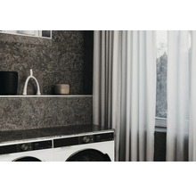Modernes Badezimmer mit Waschmaschine, Regal und Dekoration