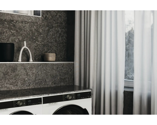Modernes Badezimmer mit Waschmaschine, Regal und Dekoration
