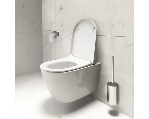 WC suspendu avec bride ouverte, porte-papier toilette et brosse WC dans la salle de bain