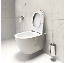 WC suspendu avec bride ouverte, porte-papier toilette et brosse de toilette dans une salle de bain lumineuse.