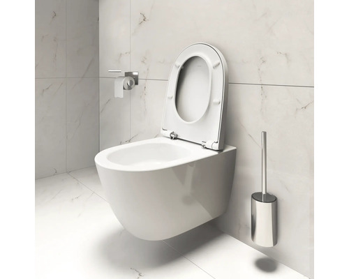 WC suspendu avec bride ouverte, porte-papier toilette et brosse de toilette dans une salle de bain lumineuse.