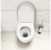 Toilettes en céramique avec brosse de toilette et couvercle de toilette ouvert