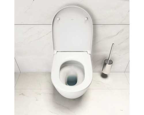 Toilettes en céramique avec brosse de toilette et couvercle de toilette ouvert