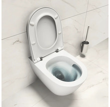 Toilettes suspendues blanches avec couvercle de toilette ouvert et chasse d'eau dans la salle de bains