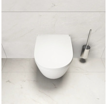 WC suspendu avec brosse de toilette dans la salle de bain