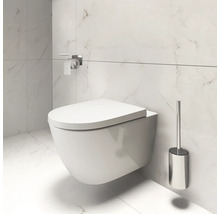 WC suspendu avec brosse de toilette et porte-papier toilette dans la salle de bains.