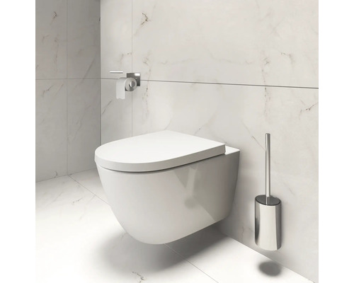 WC suspendu avec brosse de toilette et porte-papier toilette dans la salle de bains.