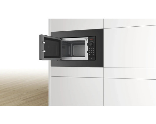 Four à micro-ondes encastrable avec porte ouverte dans une cuisine équipée