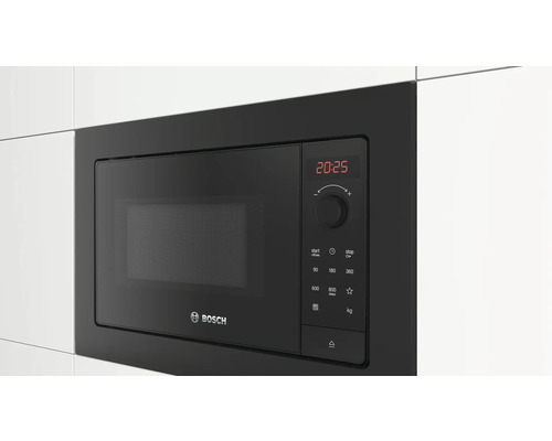 Micro-ondes encastrable dans un bloc de cuisine avec le logo Bosch