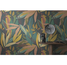 Dekorative Tapete mit Pflanzenmotiven im Interieur