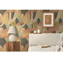 Wohnzimmer mit gemusterter Tapete, Lampe und Sofa