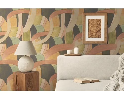 Wohnzimmer mit gemusterter Tapete, Lampe und Sofa