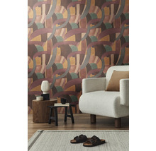 Wohnzimmer mit gemusterter Tapete, Sessel, Teppich und Dekorationen