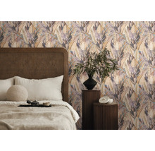Schlafzimmer mit Blumentapete, Bett und Nachttischen