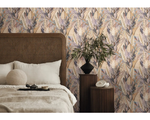 Schlafzimmer mit Blumentapete, Bett und Nachttischen