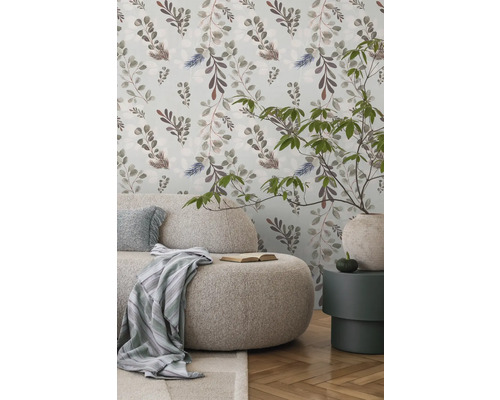 Heller Wohnraum mit Couch, Beistelltisch und floraler Tapete für eine freundliche Atmosphäre