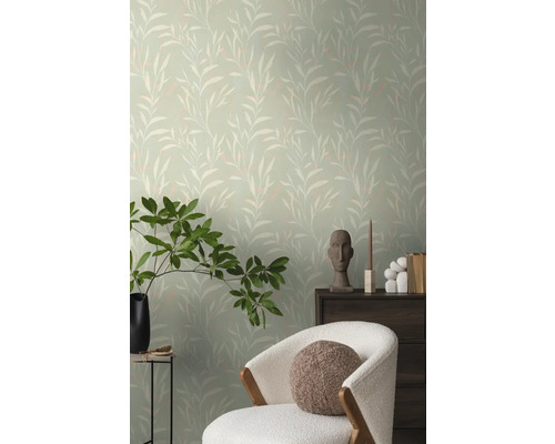 Wohnraum mit Blumentapete, Sessel und Dekoration