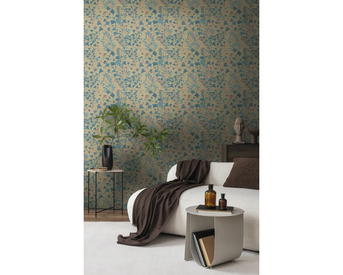 Wohnzimmer mit floral gemusterter Tapete, Sofa und Beistelltischen.