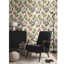Wohnzimmer mit gemusterter Tapete, Sessel, Stehlampe und Kommode