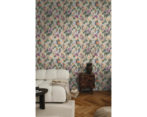 Wohnraum mit floral gemusterter Tapete, Sofa und Beistelltisch