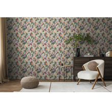 Raumansicht mit botanischer Tapete, Sessel und Kommode