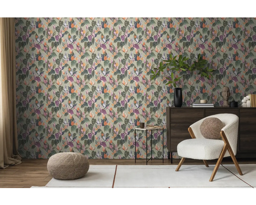 Raumansicht mit botanischer Tapete, Sessel und Kommode