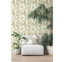 Wohnraum mit floral gemusterter Tapete, Sessel und Zimmerpflanzen