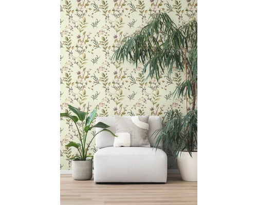 Wohnraum mit floral gemusterter Tapete, Sessel und Zimmerpflanzen