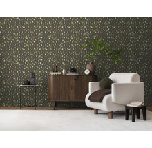 Wohnzimmer mit gemusterter Tapete, Schrank und Sessel