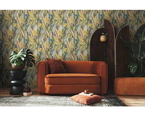 Wohnzimmer mit gemusterter Tapete, Sessel, Raumteiler und Zimmerpflanzen.