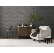 Wohnzimmer mit floraler Tapete, Sessel und Holzkommode