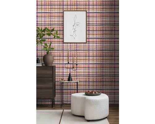 Wohnzimmer-Interieur mit karierter Tapete, Kommode, Hocker und Dekorationen für eine gemütliche Atmosphäre.