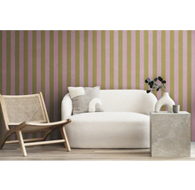 Wohnzimmer mit Sofa, Sessel und gestreifter Tapete