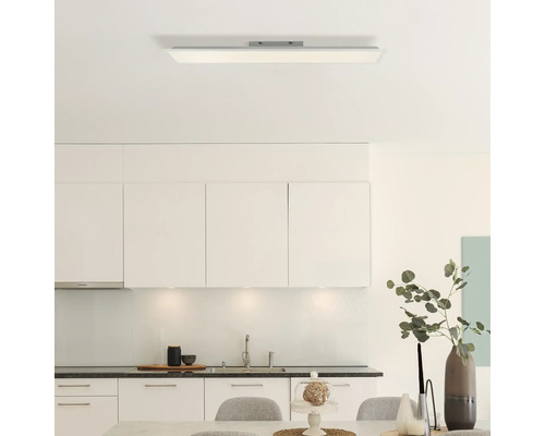 Moderne Küche mit Deckenleuchte