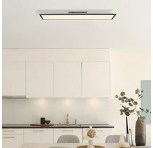 Moderne Küche mit weißen Schränken und einer rechteckigen Deckenleuchte.