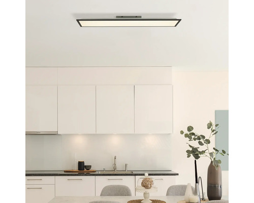 Moderne Küche mit weißen Schränken und einer rechteckigen Deckenleuchte.