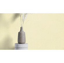 Dekorative Vase mit Trockenblumen auf einem Podest