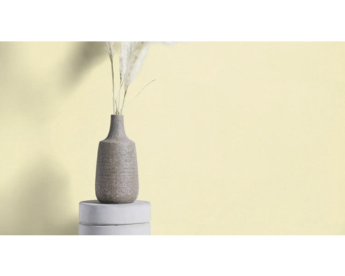 Dekorative Vase mit Trockenblumen auf einem Podest