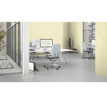 Büro mit Schreibtischen, Bürostühlen und Computern in einem hellen, modernen Design