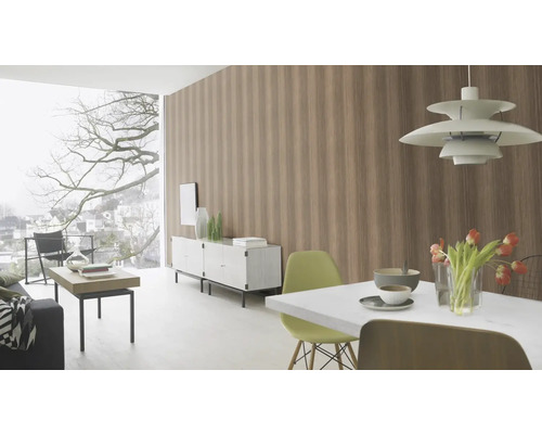 Salon lumineux avec papier peint rayé, table à manger, buffet et grande baie vitrée