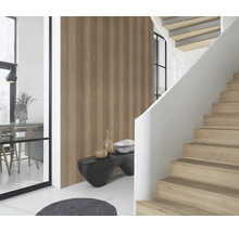 Pièce lumineuse avec escalier en bois, panneaux muraux imitation bois et éléments décoratifs