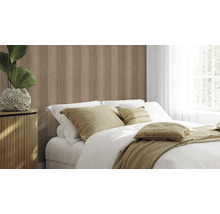 Chambre à coucher avec panneaux muraux en bois, lit et table de chevet