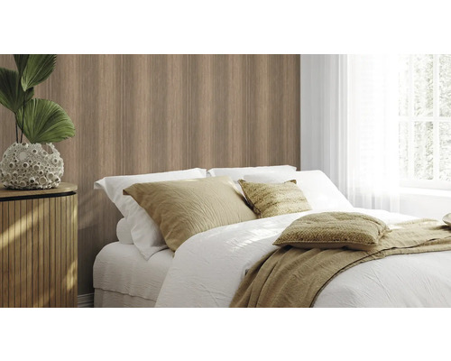 Chambre à coucher avec panneaux muraux en bois, lit et table de chevet