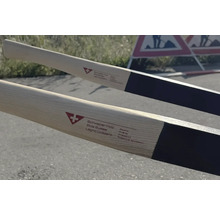 Zwei Holzstiele mit dem Hinweis Schweizer Holz