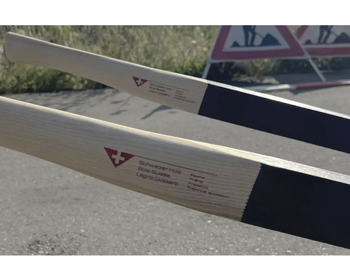 Zwei Holzstiele mit dem Hinweis Schweizer Holz