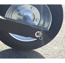 Detailansicht eines Rades mit Sicherungsstift an einem Anhänger