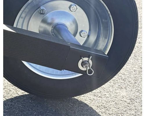 Detailansicht eines Rades mit Sicherungsstift an einem Anhänger