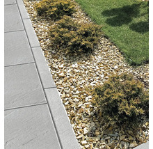 Gartenweg mit Steinplatten, Zierkies und Büschen