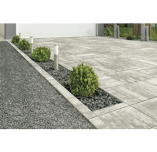 Aussenbereich mit Pflastersteinen, Zierkies und Buchsbaumkugeln